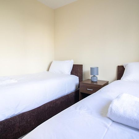 Newly Launched Two Bedroom House By Den Accommodation Short Lets & Serviced Accommodation With Garden ลอนดอน ภายนอก รูปภาพ