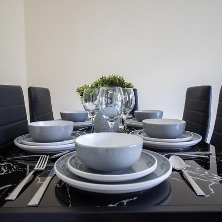 Newly Launched Two Bedroom House By Den Accommodation Short Lets & Serviced Accommodation With Garden ลอนดอน ภายนอก รูปภาพ