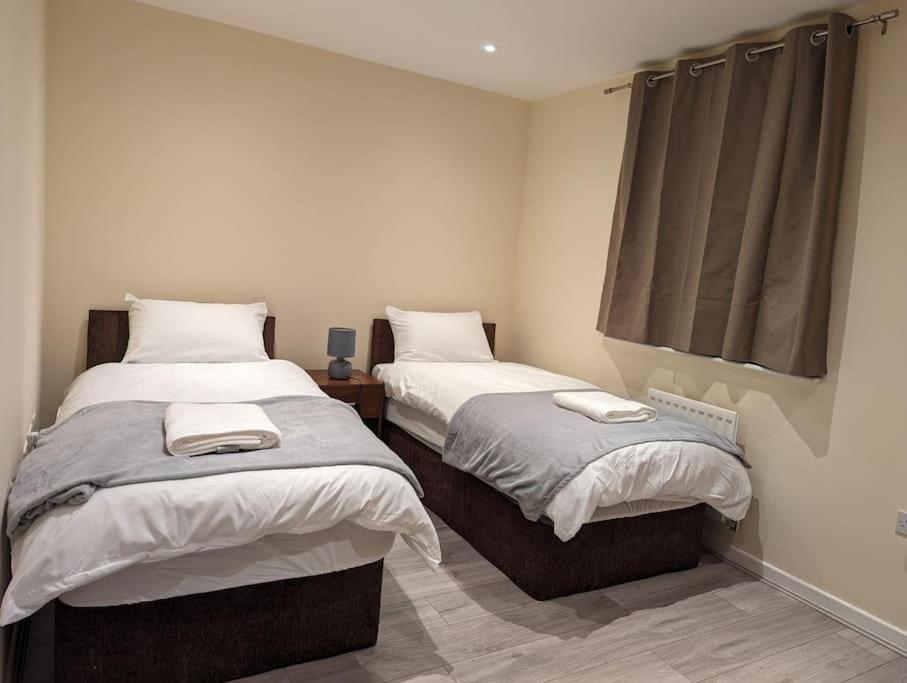 Newly Launched Two Bedroom House By Den Accommodation Short Lets & Serviced Accommodation With Garden ลอนดอน ภายนอก รูปภาพ