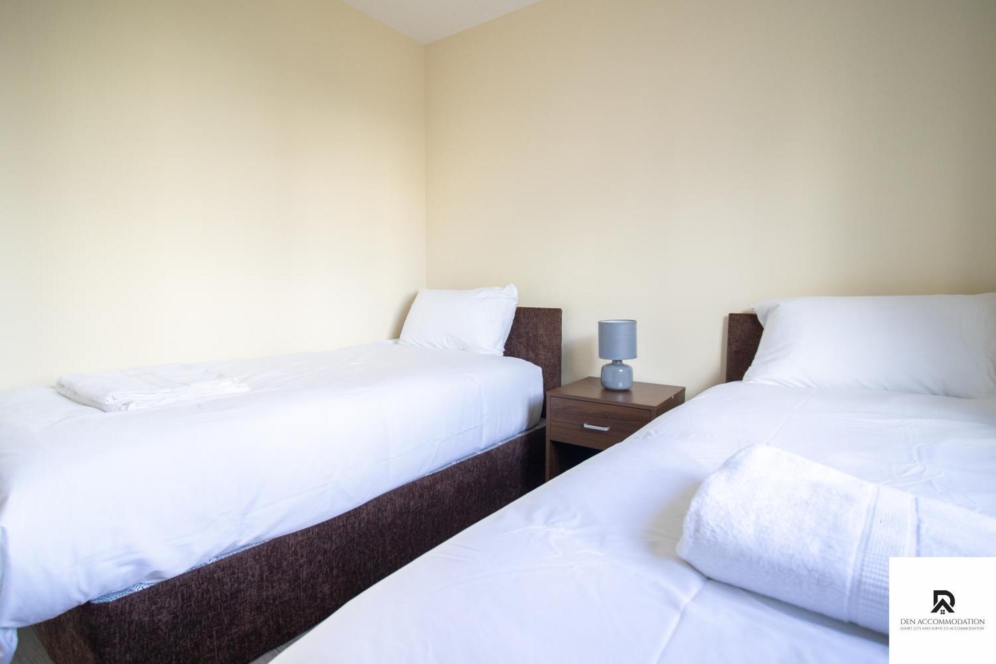 Newly Launched Two Bedroom House By Den Accommodation Short Lets & Serviced Accommodation With Garden ลอนดอน ภายนอก รูปภาพ