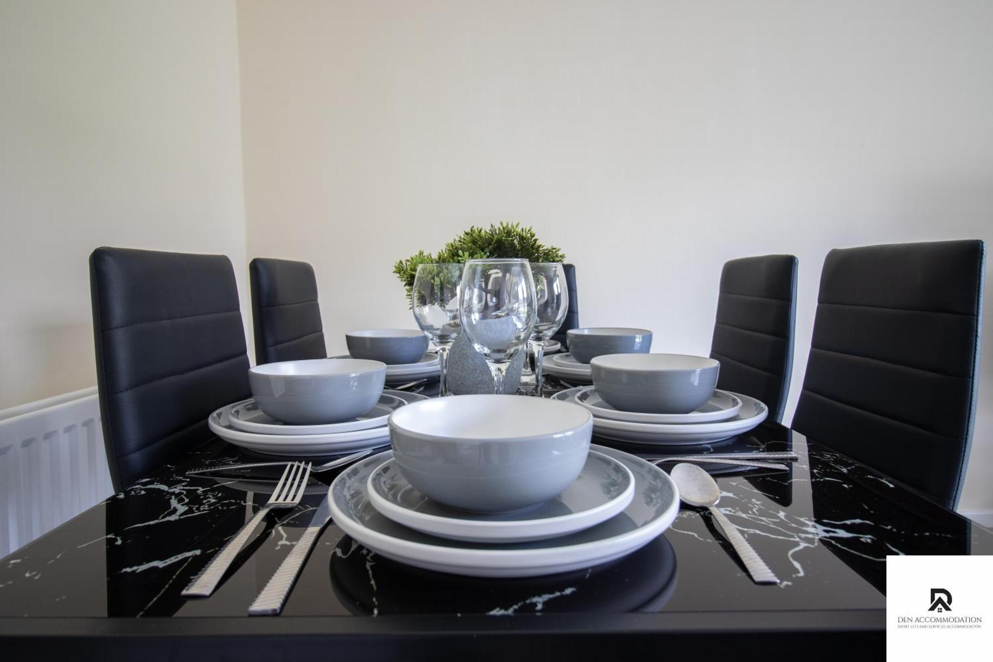 Newly Launched Two Bedroom House By Den Accommodation Short Lets & Serviced Accommodation With Garden ลอนดอน ภายนอก รูปภาพ