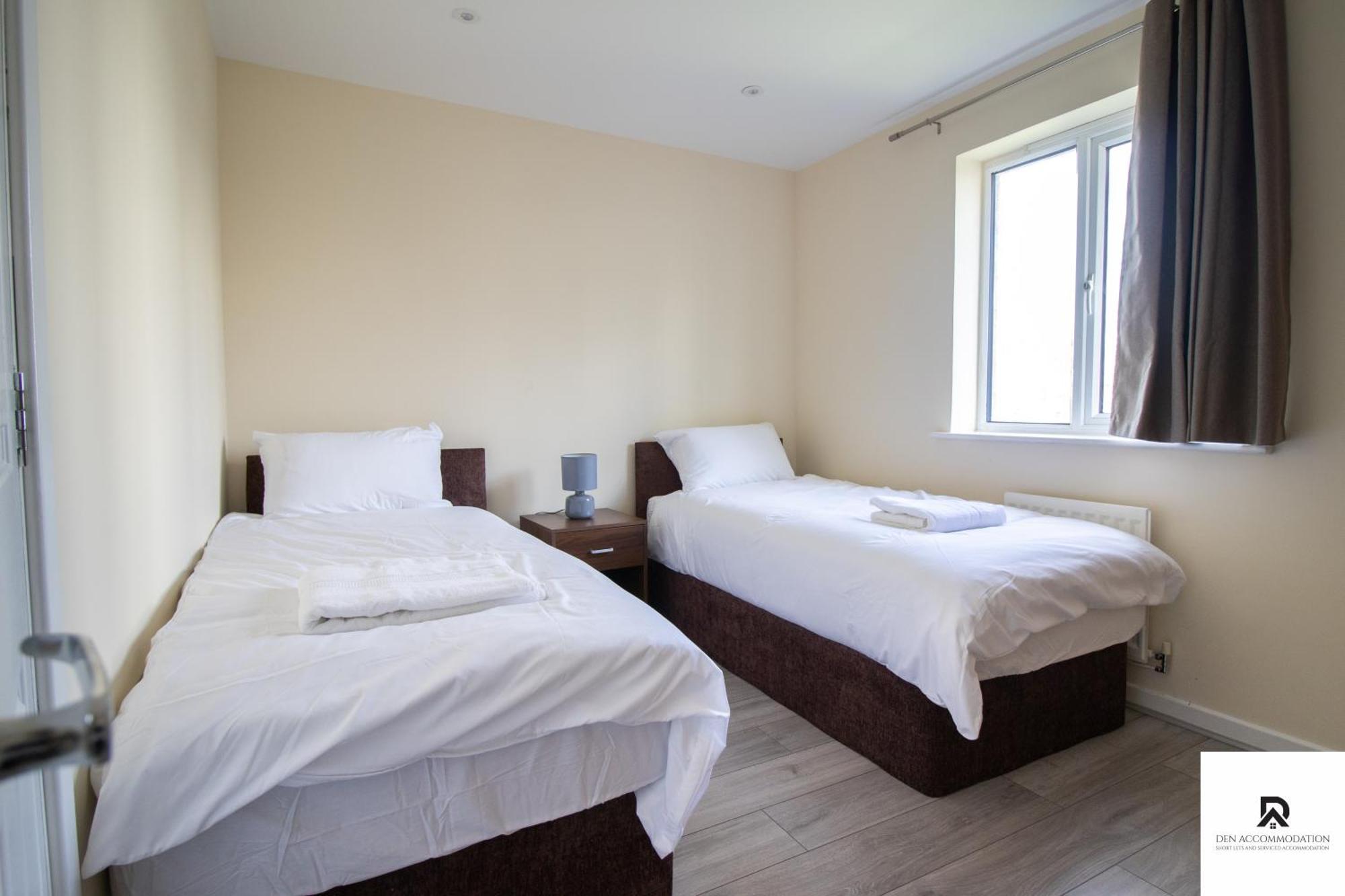 Newly Launched Two Bedroom House By Den Accommodation Short Lets & Serviced Accommodation With Garden ลอนดอน ภายนอก รูปภาพ