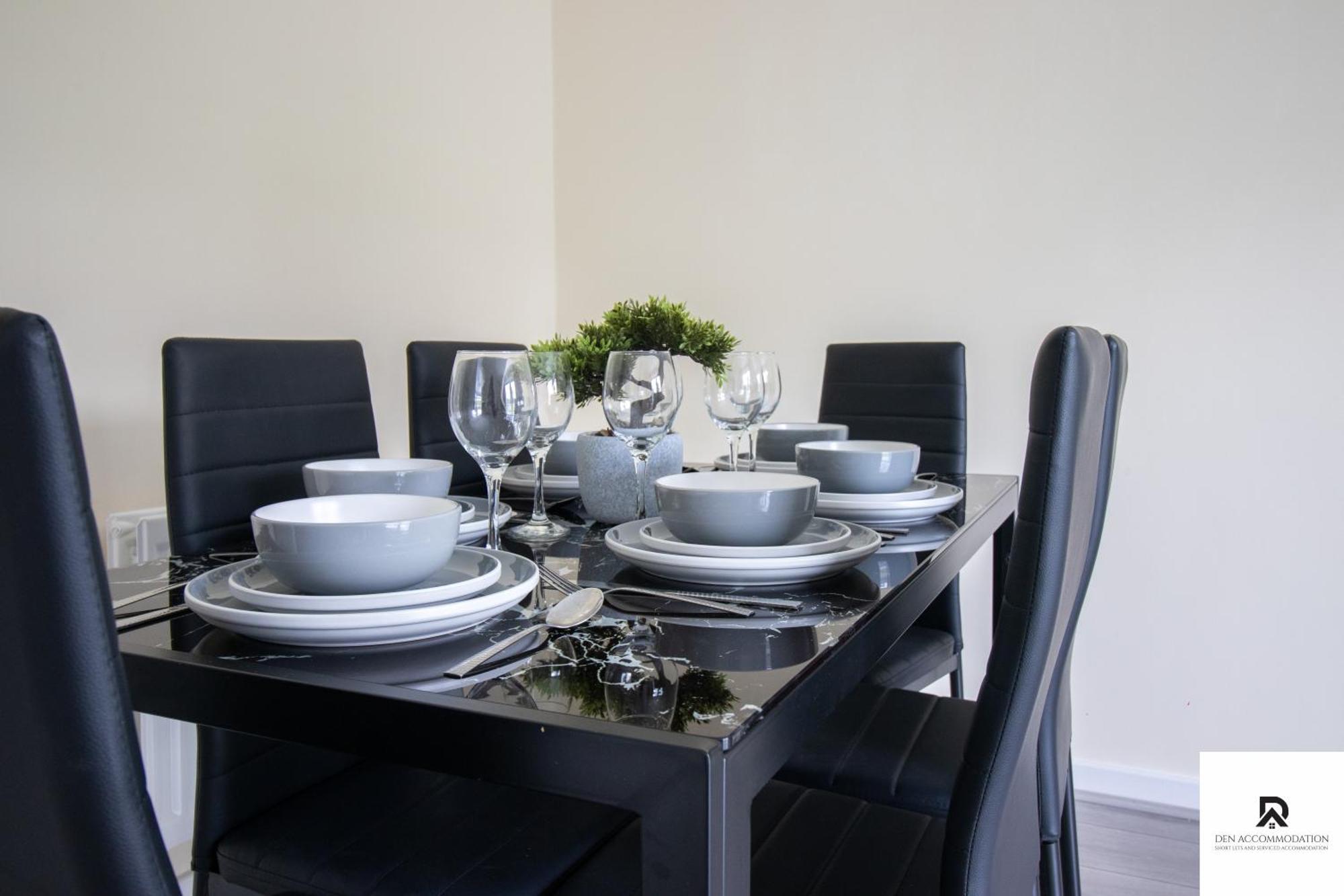 Newly Launched Two Bedroom House By Den Accommodation Short Lets & Serviced Accommodation With Garden ลอนดอน ภายนอก รูปภาพ