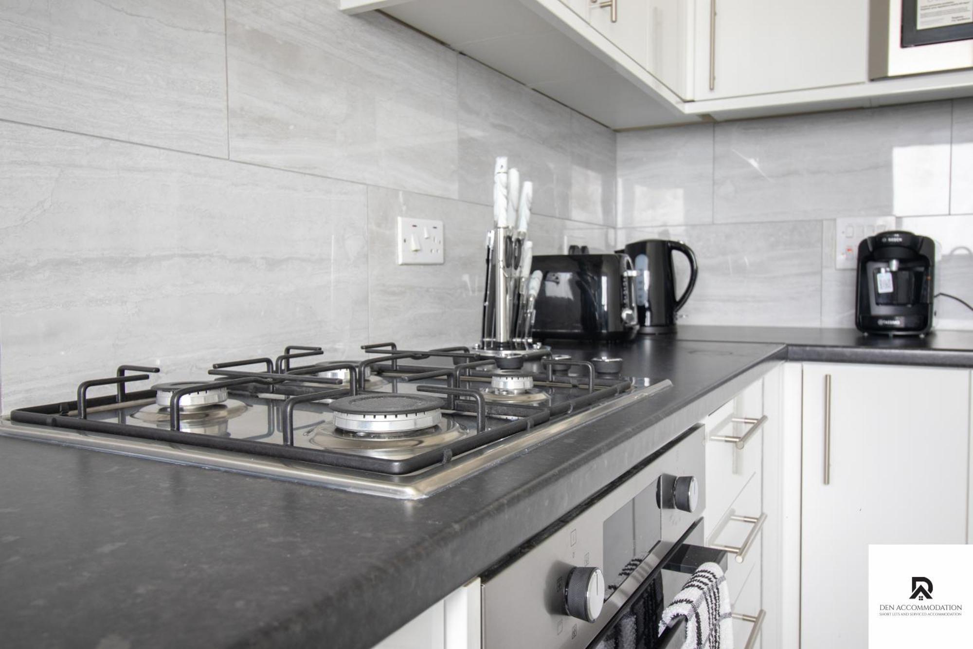 Newly Launched Two Bedroom House By Den Accommodation Short Lets & Serviced Accommodation With Garden ลอนดอน ภายนอก รูปภาพ