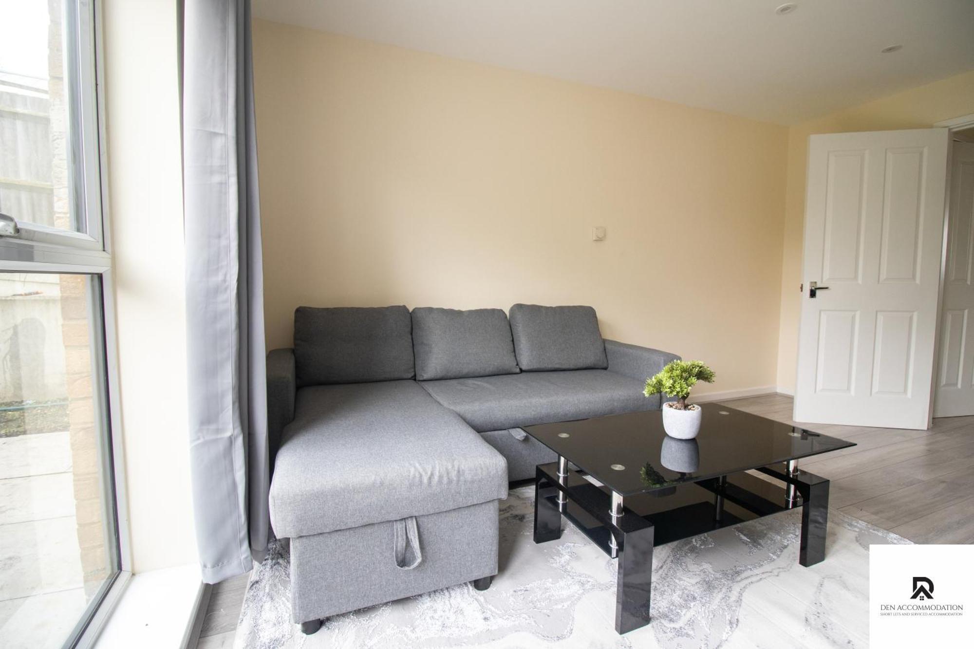 Newly Launched Two Bedroom House By Den Accommodation Short Lets & Serviced Accommodation With Garden ลอนดอน ภายนอก รูปภาพ