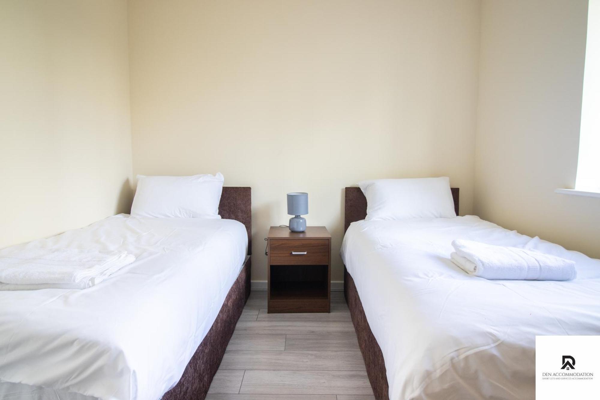 Newly Launched Two Bedroom House By Den Accommodation Short Lets & Serviced Accommodation With Garden ลอนดอน ภายนอก รูปภาพ