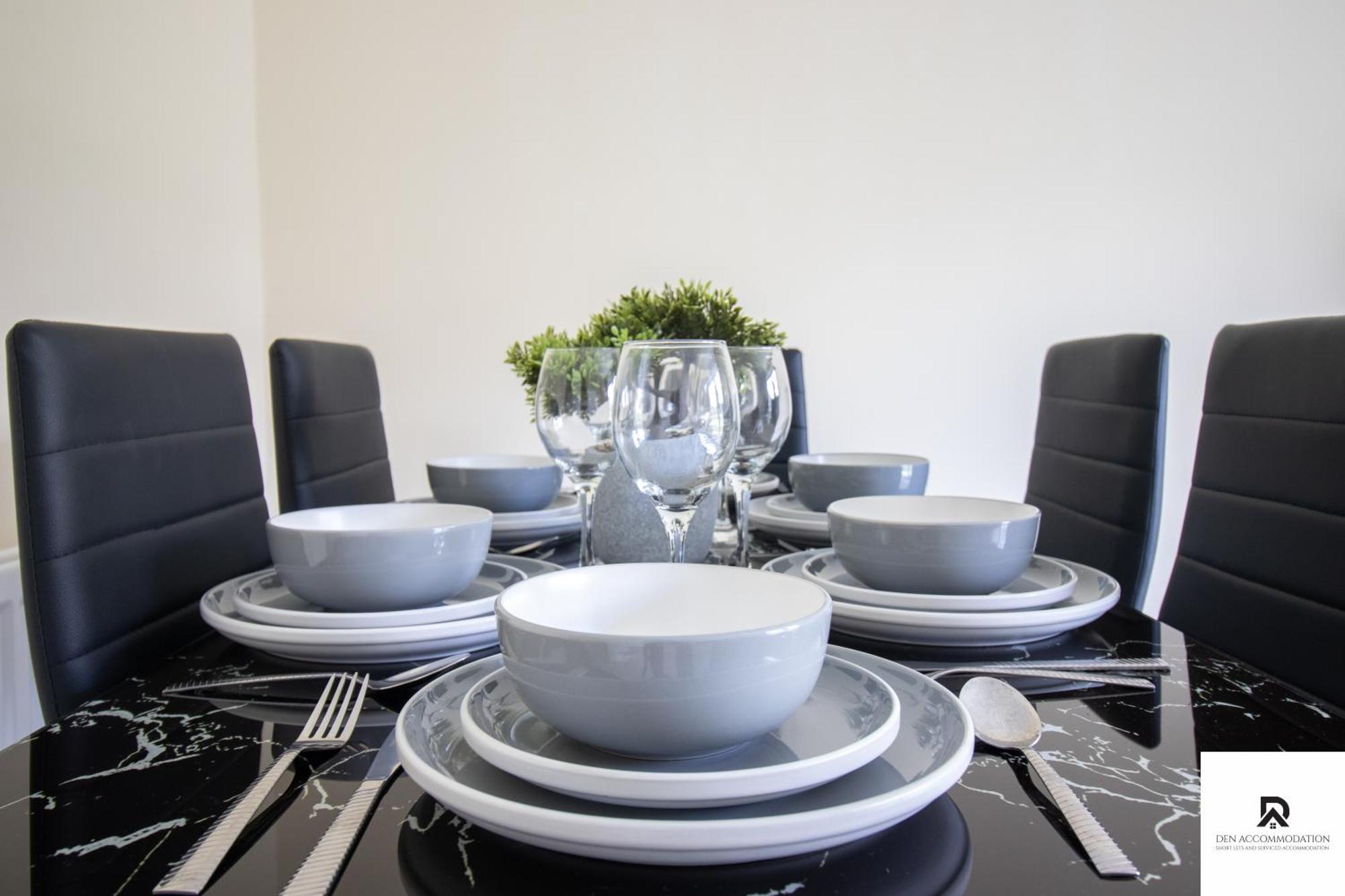 Newly Launched Two Bedroom House By Den Accommodation Short Lets & Serviced Accommodation With Garden ลอนดอน ภายนอก รูปภาพ