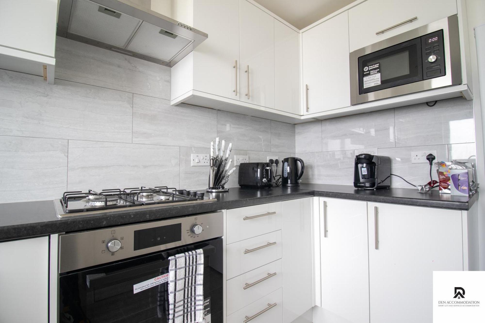 Newly Launched Two Bedroom House By Den Accommodation Short Lets & Serviced Accommodation With Garden ลอนดอน ภายนอก รูปภาพ