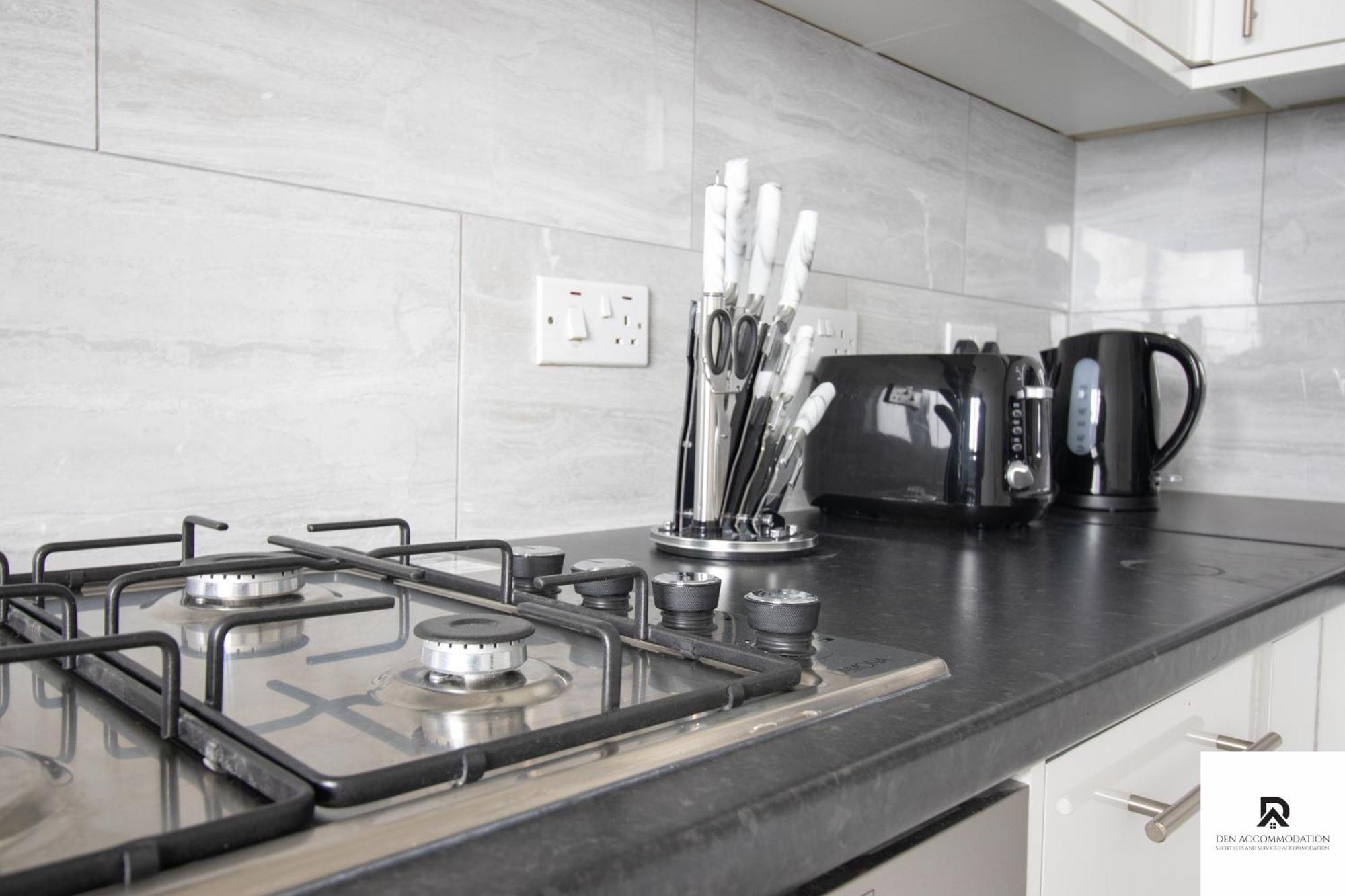 Newly Launched Two Bedroom House By Den Accommodation Short Lets & Serviced Accommodation With Garden ลอนดอน ภายนอก รูปภาพ