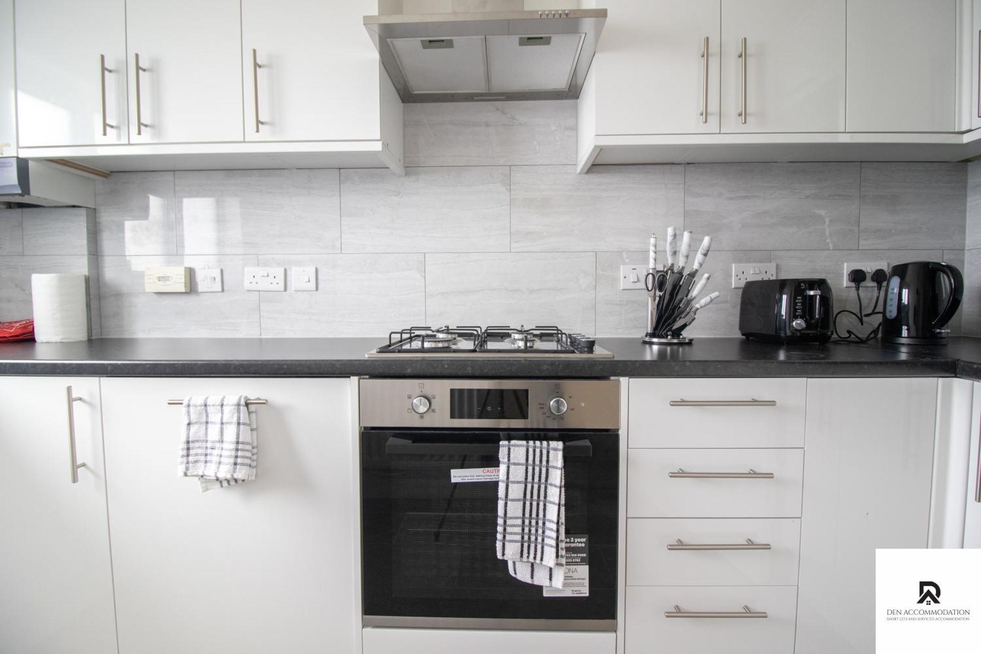 Newly Launched Two Bedroom House By Den Accommodation Short Lets & Serviced Accommodation With Garden ลอนดอน ภายนอก รูปภาพ