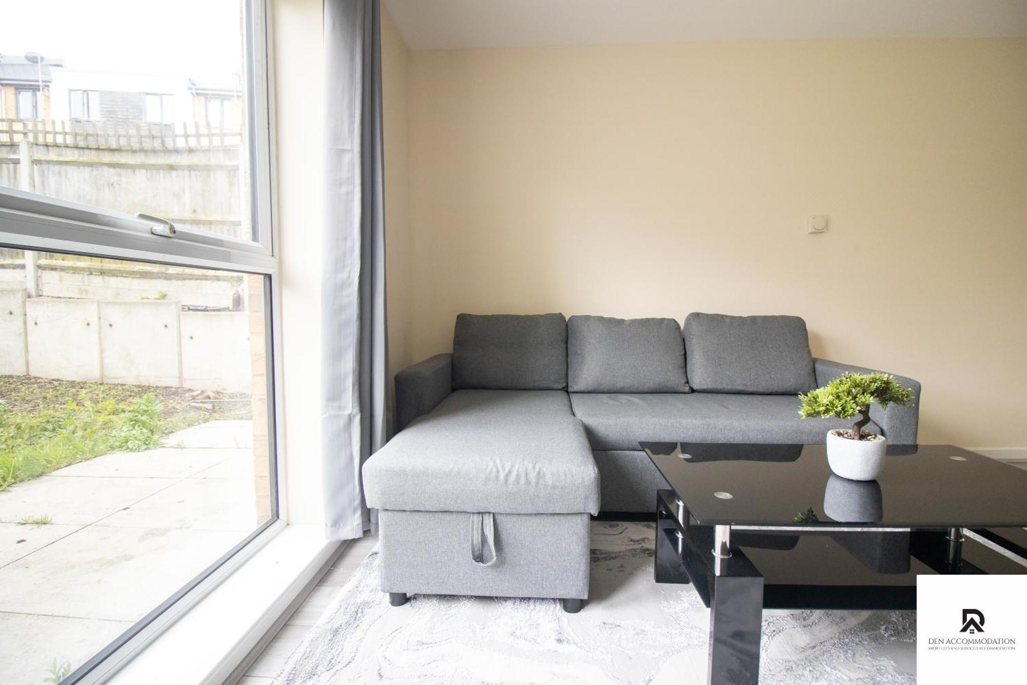 Newly Launched Two Bedroom House By Den Accommodation Short Lets & Serviced Accommodation With Garden ลอนดอน ภายนอก รูปภาพ