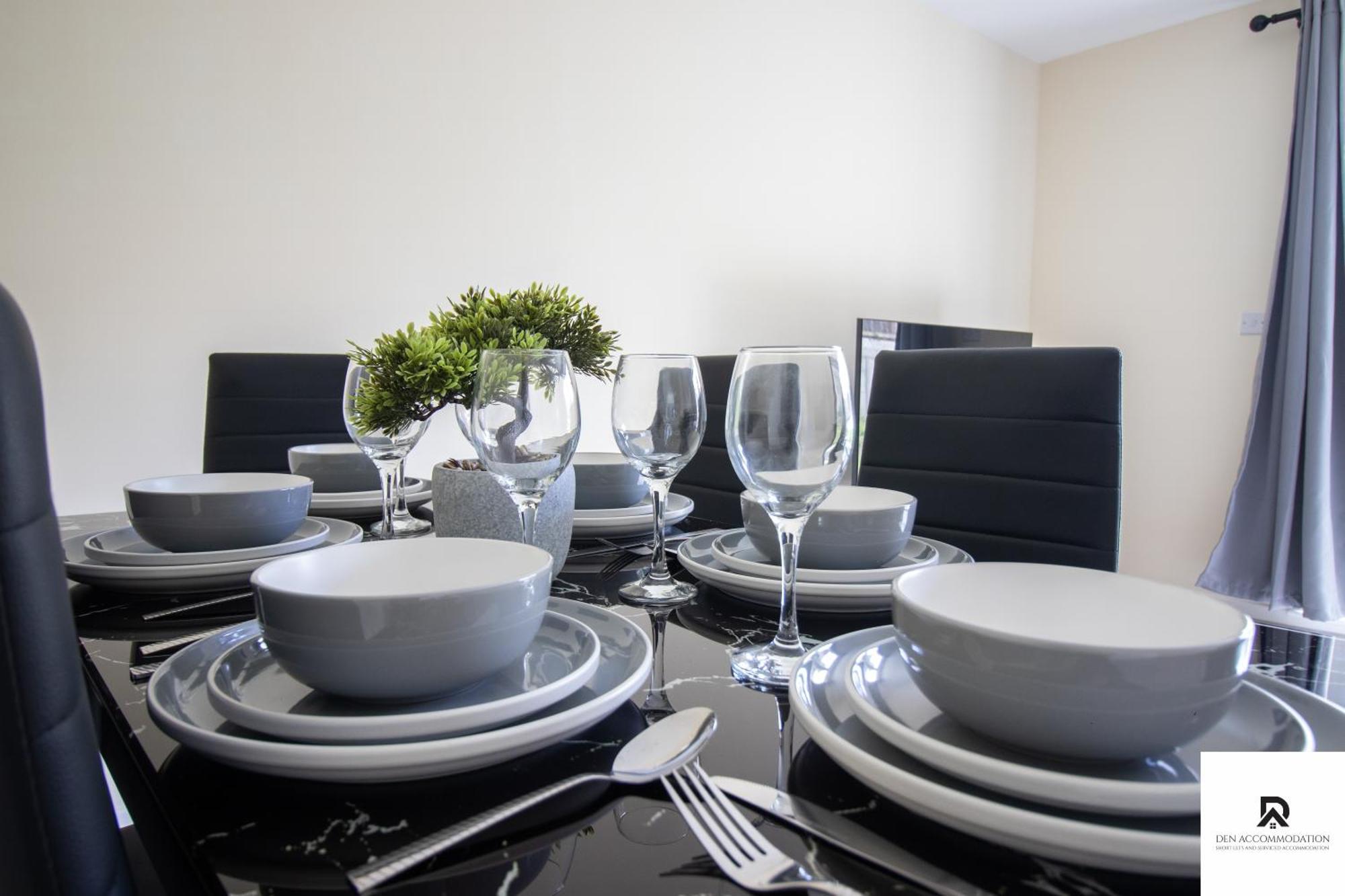 Newly Launched Two Bedroom House By Den Accommodation Short Lets & Serviced Accommodation With Garden ลอนดอน ภายนอก รูปภาพ